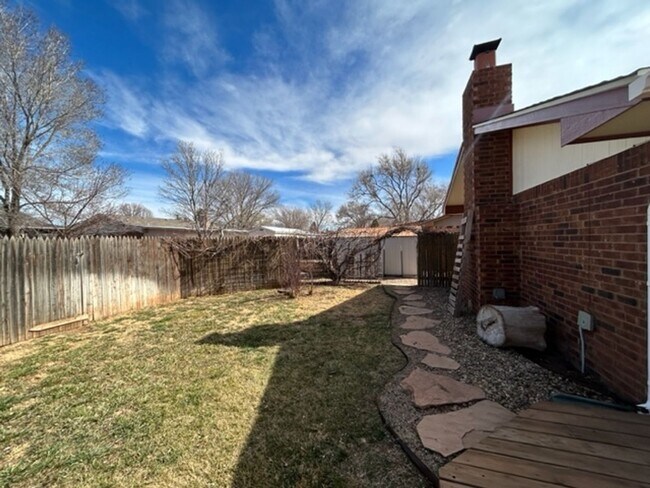 Building Photo - Large and Spacious 3 Bed Home! Mesa & Zia School District!