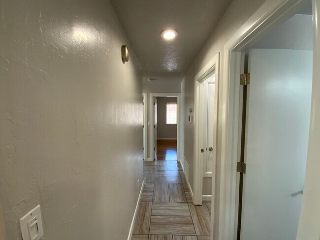 Building Photo - 3 Bedroom Single Story home Near Paseo Del...