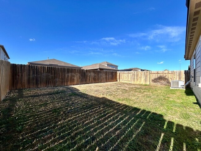 Building Photo - Comfortable 3 Bed / 2 Bath Home with Washer & Dryer and 2-Car Garage