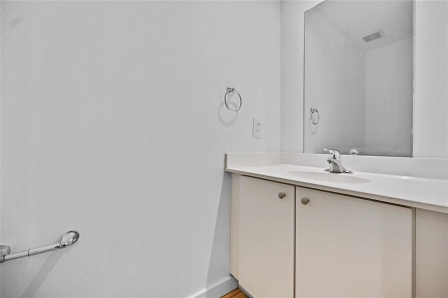 Building Photo - 920 Memorial Dr SE