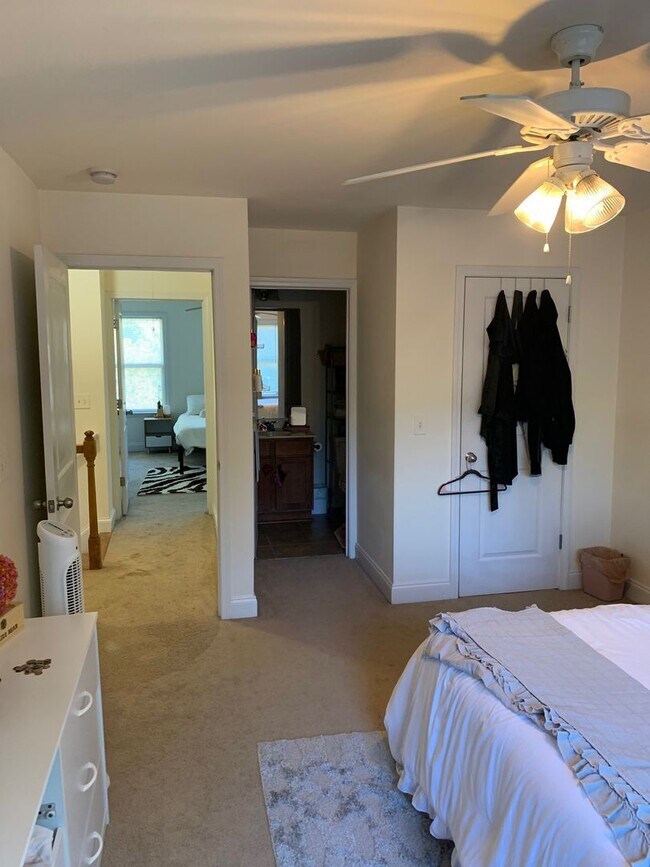 Building Photo - Four Bedroom Near Downtown Available for P...