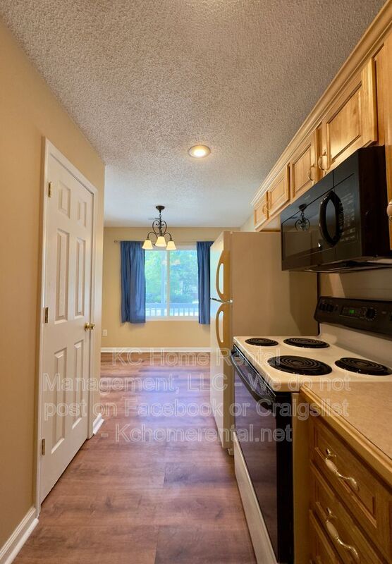 Building Photo - 8643 Melrose St