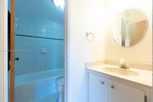 Building Photo - 430 Commodore Dr