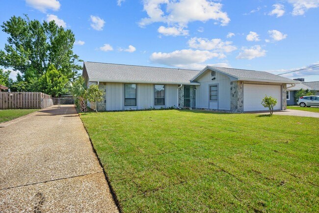 Building Photo - For Rent – Huntingdon Estates 3BR/2BA Home...
