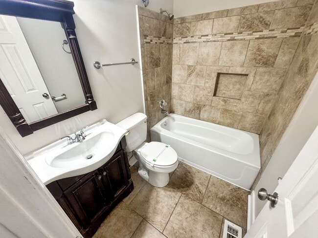 Building Photo - Spacious 3-Bedroom Townhome Minutes from D...