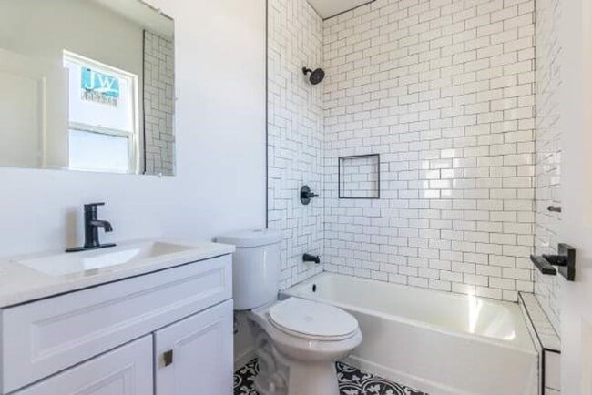 Building Photo - 3BR 3BA Modern Townhome in Prime NOHO