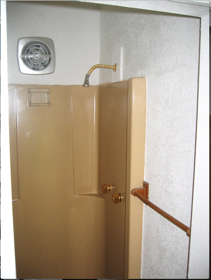 East bdrm tub - 4210 SW 51st St