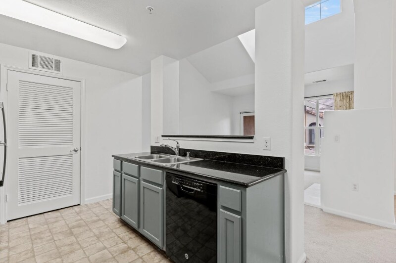 Building Photo - 5350 Dunlay Dr