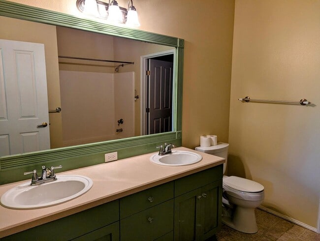 Building Photo - Modern 2-Bed, 2-Bath Condo in Klahanie – E...