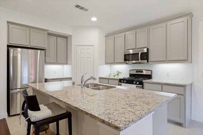 Building Photo - Beautiful Open-Concept Home with Large Backyard