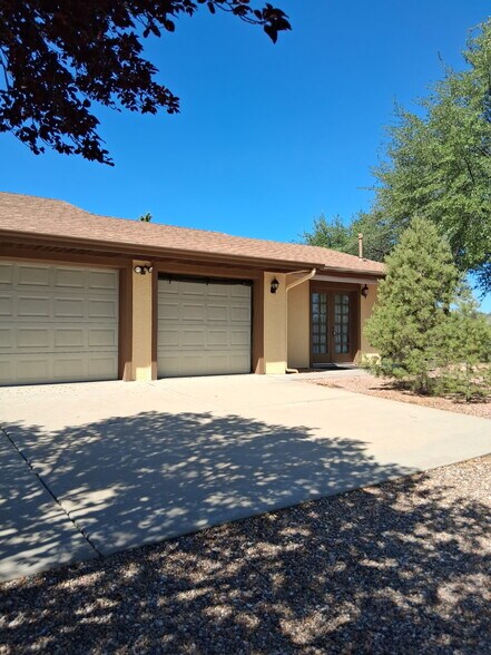 Garage and workshop - 2590 W Green Brier Dr