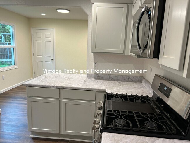 Building Photo - Just Like New Cozy 2 Bedroom Home That Is Ready to Go!!!