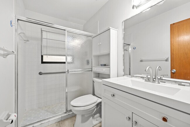 Building Photo - 8019 SE Villa Cir
