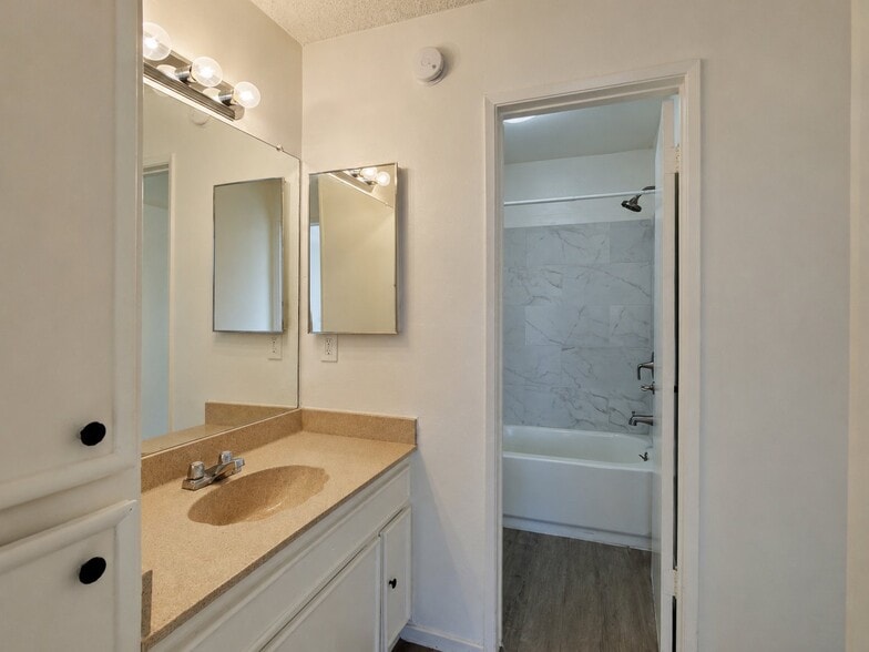 Building Photo - 509 N Berendo St
