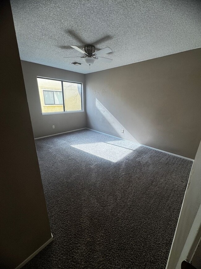 Building Photo - Spacious 2 bedroom 2 bath condo with Laundry Inside!!!