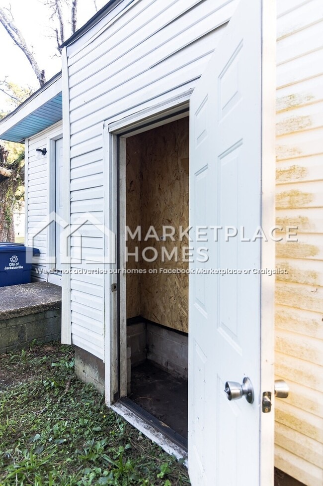 Building Photo - 2247 Onslow Dr