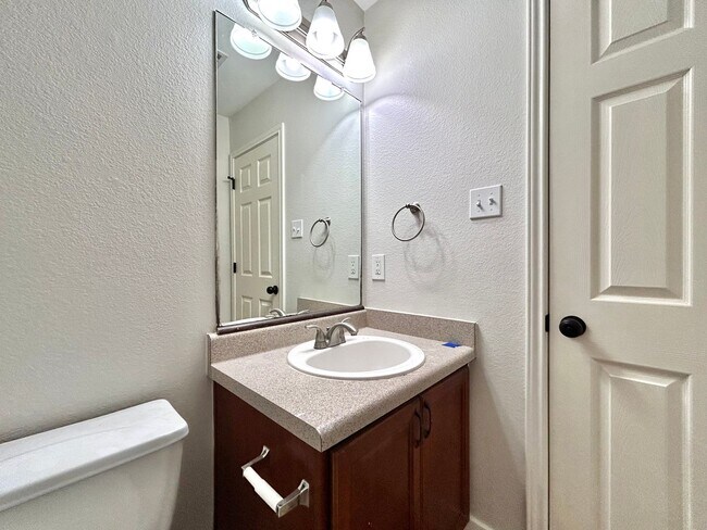 Building Photo - Inviting 4/BR 2/BA Home with Spacious Back...