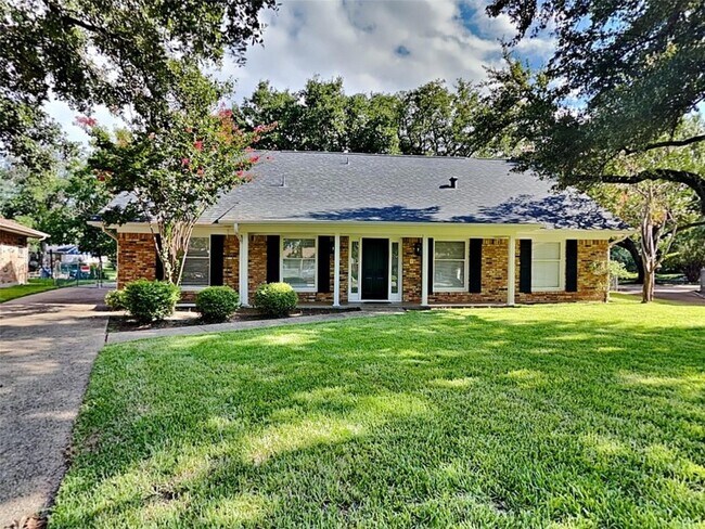 Building Photo - 2202 Briarwood Blvd