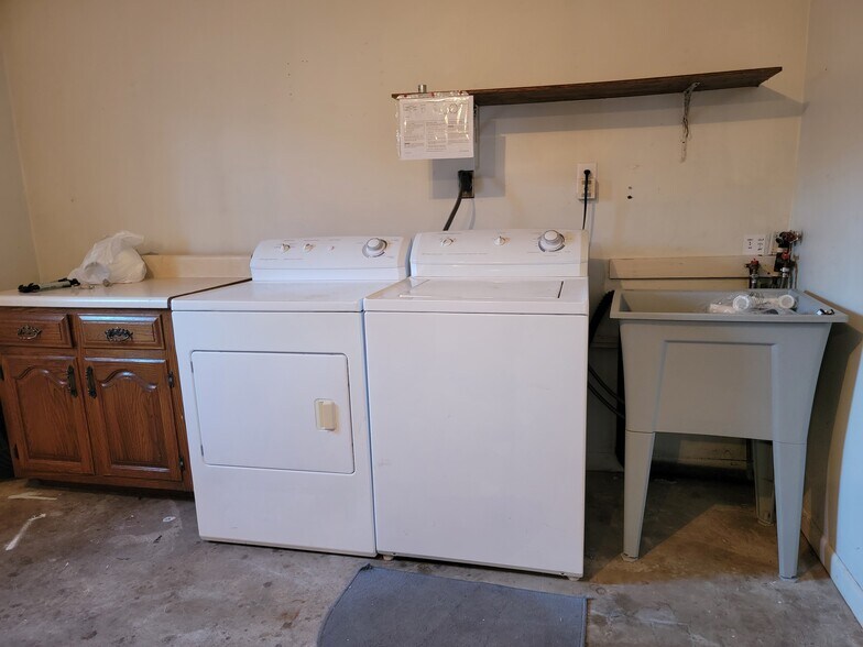 Building Photo - 40 Pine Crest Dr
