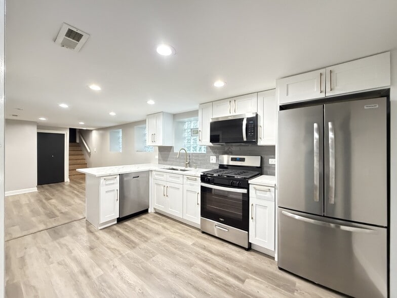 Building Photo - 2617 W Rascher Ave