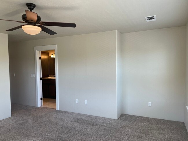 Building Photo - Gorgeous 4 Bedroom 2.5 Bath Home-A Must Se...