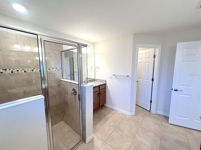 Building Photo - 9 Raemond Ln