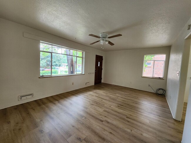 Building Photo - Large Duplex with Garage