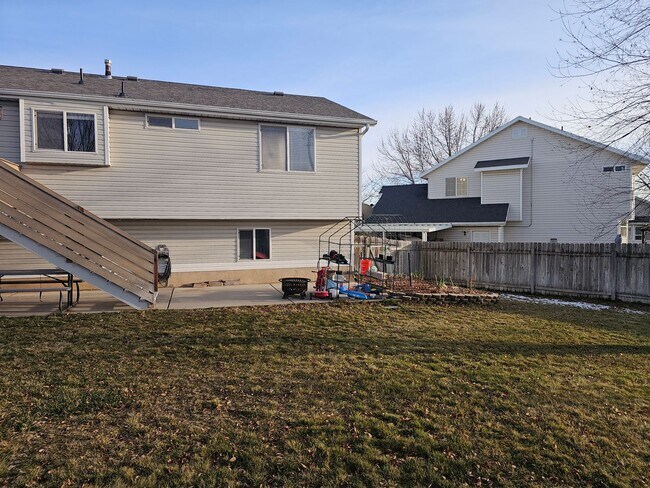 Building Photo - Spacious 4-Bed, 2-Bath Pet-Friendly Home with Central Air & 2-Car Garage! - Available NOW!