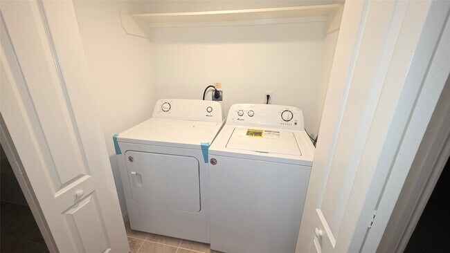 Building Photo - 8415 Hearth Dr
