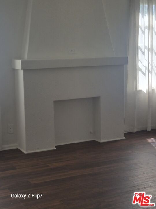 Building Photo - 4426 S Victoria Ave
