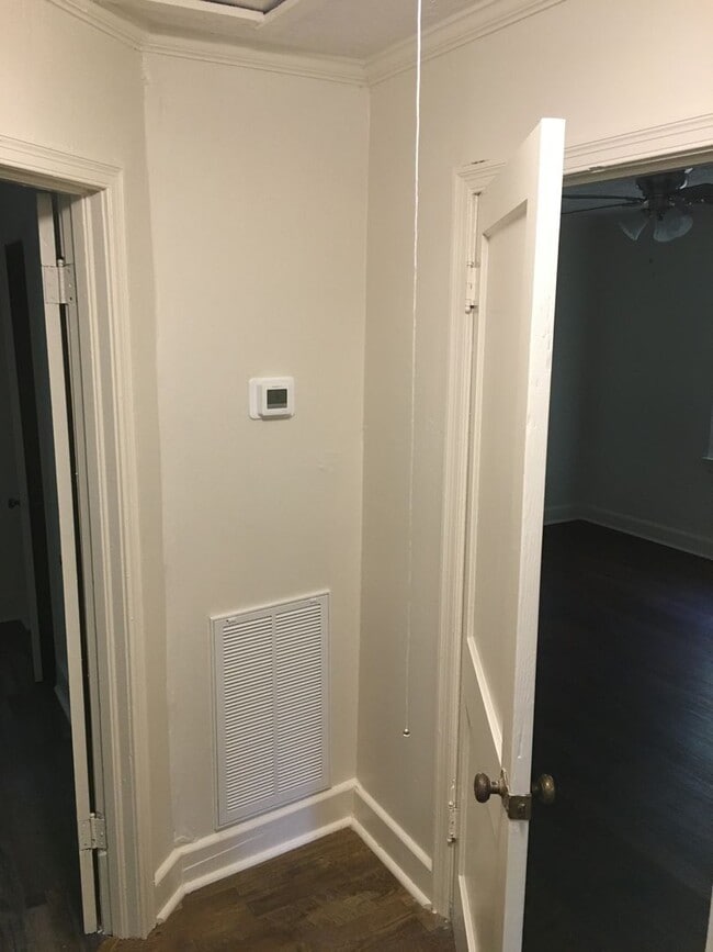 Building Photo - Large 2/1 Home, includes bonus room- Sherwood Forest- $995