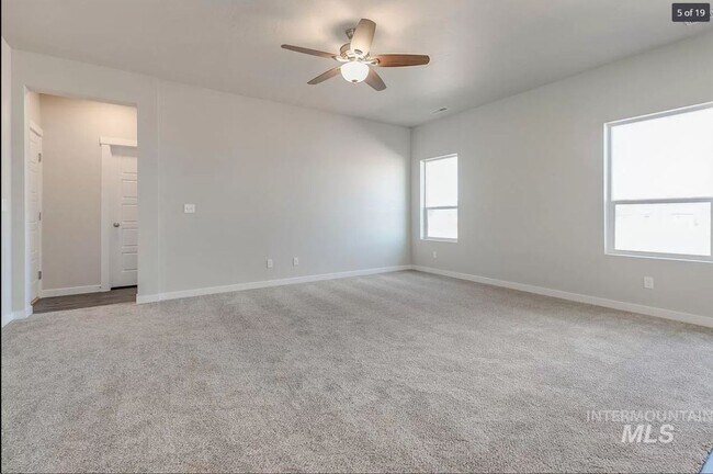 Building Photo - Spacious Home with Den!
