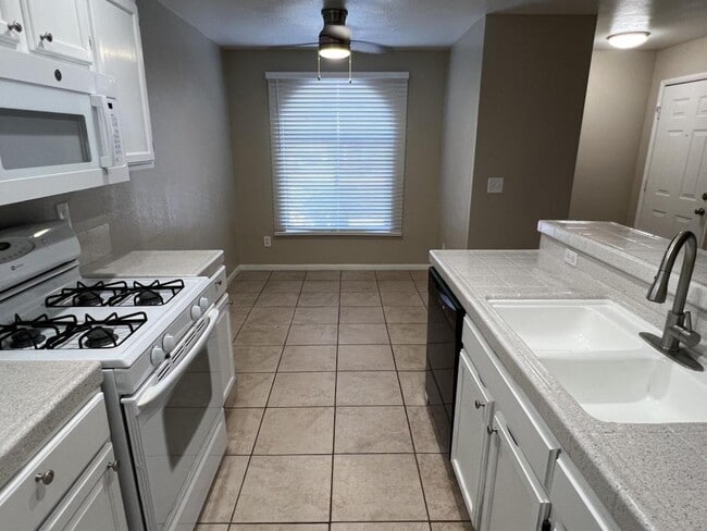 Building Photo - 7570 W Flamingo Rd