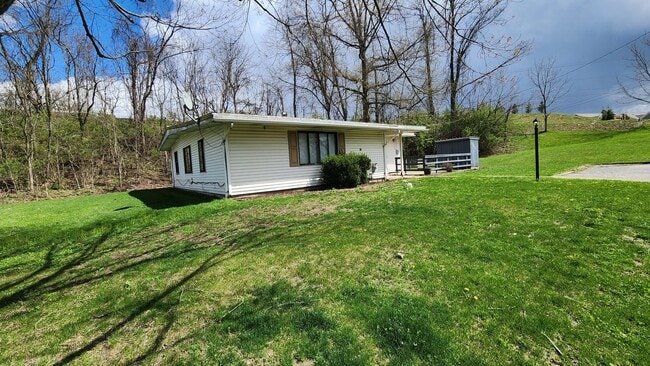 Building Photo - Three bedroom 1.5 house available for rent May 1 2026!