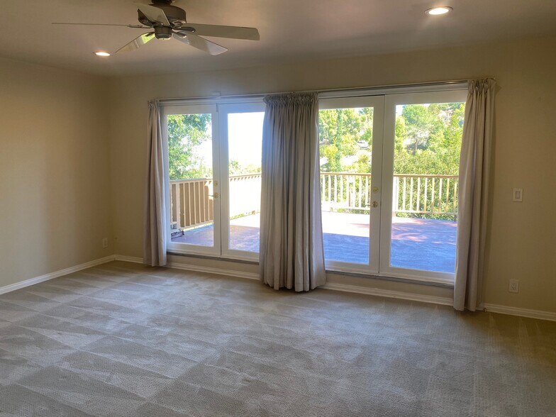 Primary opens to massive viewing deck - 4421 Grimes Pl