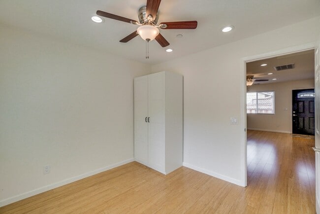 Building Photo - Beautiful 2 Bed/1 Bath Home only Blocks Fr...