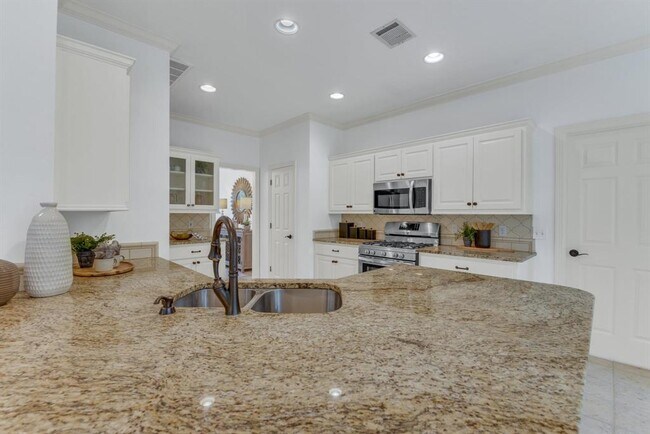 Building Photo - 701 Oaklands Dr