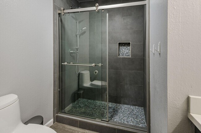 Building Photo - EPIC REA:End-Unit & Top 2 Floor (Penthouse...