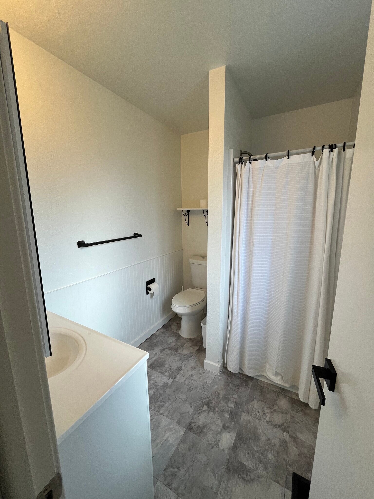 Building Photo - 2122 Colonial Ln