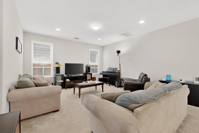 Building Photo - 262 Zuma Dr