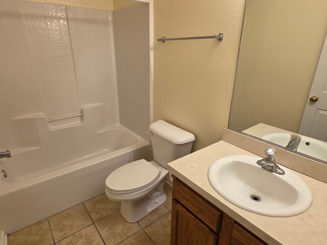 Building Photo - 1118 Towne Pk E Dr