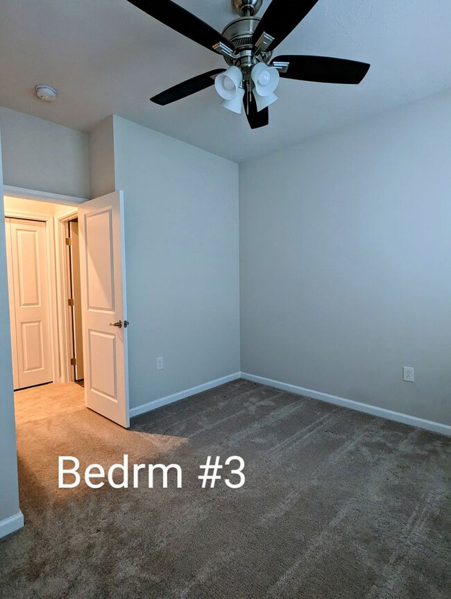 Building Photo - Luxury Townhome