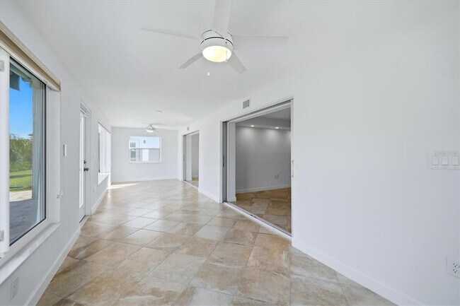 Building Photo - 885 Spanish Dr N