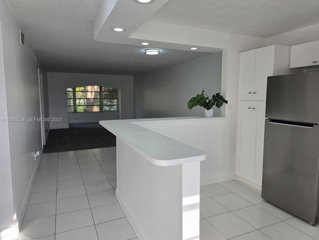 Building Photo - 609 S State Rd 7