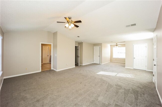 Building Photo - 5176 Round Table Dr