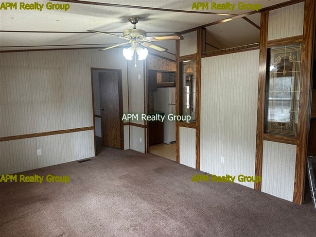 Building Photo - Private Country Feel Close to Downtown