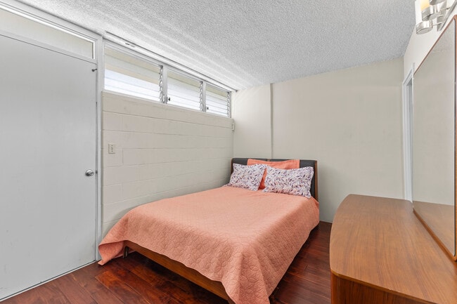 Building Photo - Ala Wai TH 1902