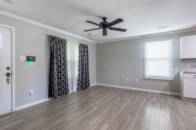 Building Photo - Welcome to this charming home in Newport News "ASK ABOUT OUR ZERO DEPOSIT"