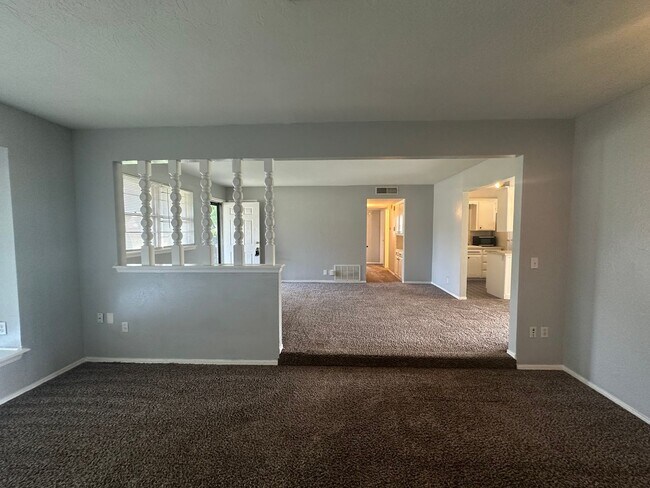 Building Photo - 4844 Woodview Dr