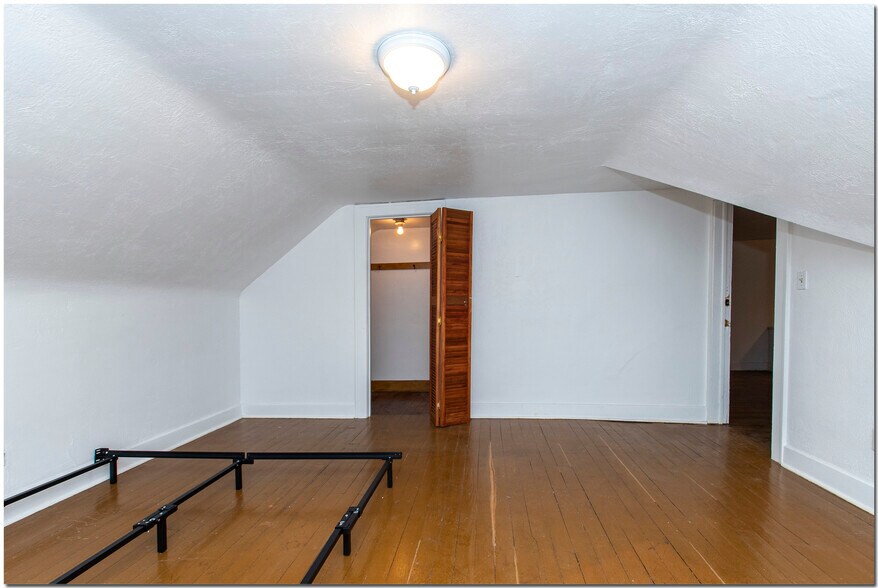 3rd floor - bedroom - 3377 Sutton Rd